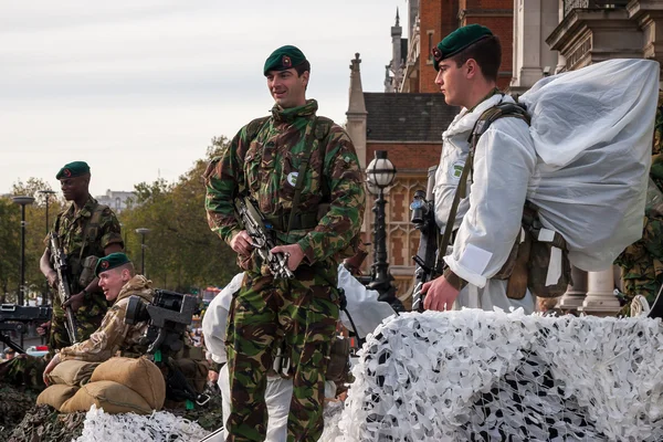 Vanliga soldater i parad på lord mayor's Visa london — Stockfoto