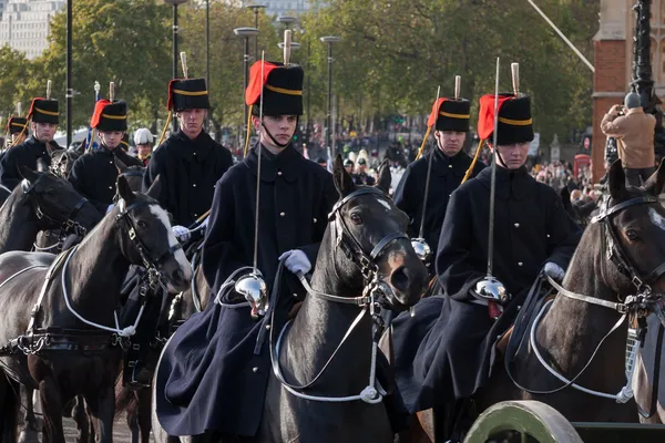 Hussars desfilando a caballo en el Lord Mayor 's Show de Londres — Foto de Stock