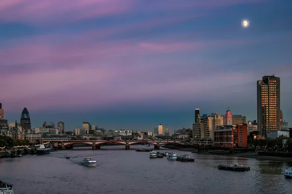 De skyline van Londen in de schemering — Stockfoto