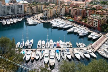 bir monte carlo, Marinalar demirleyen tekneleri