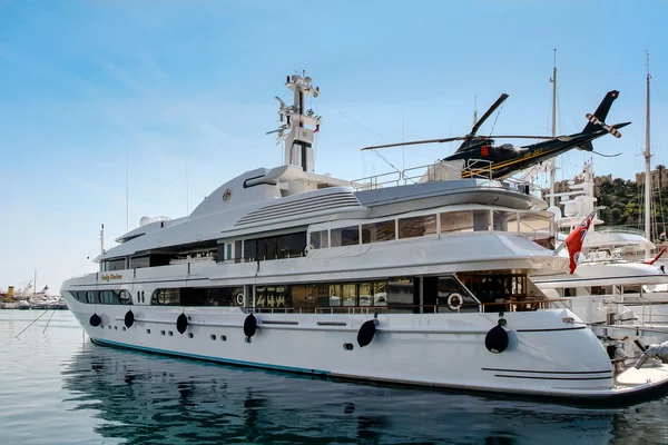 Dyr yacht i hamnen i monte carlo — Stockfoto