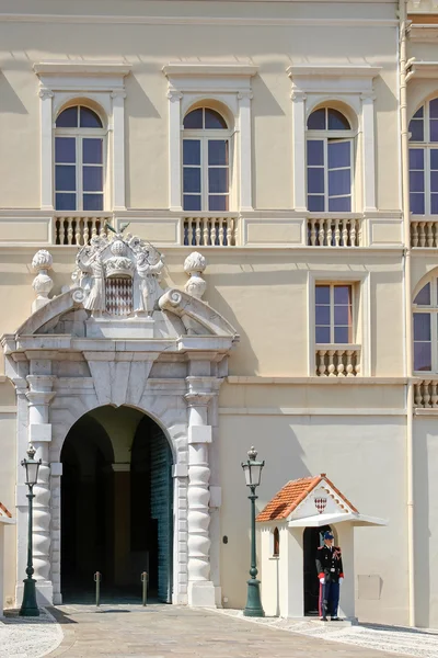 Guarda de serviço no Palácio de Monte Carlo Monaco — Fotografia de Stock