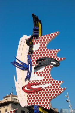 Roy Lichtenstein 'ın Barcelona' daki Bir Yüzün Heykeli