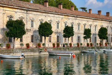 desenzano del garda garda Gölü İtalya, evlerden oluşan bir satır