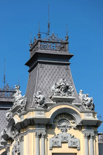 Частичный вид на здание в Барселоне — стоковое фото