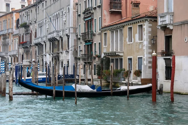 Gondolas moored in Venice — Stock Photo, Image