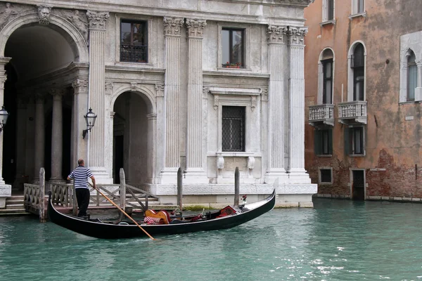 Gondolier i Venezia. – stockfoto