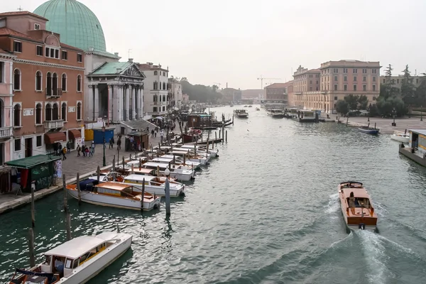 Venedik'te bir kanal aşağı seyir — Stok fotoğraf