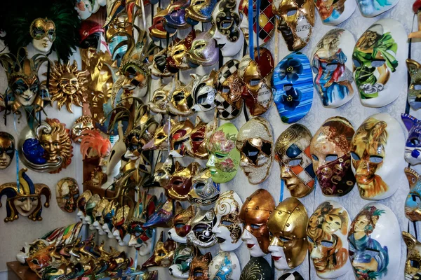 Benátské masky na výstavě v obchodě v Benátkách — Stock fotografie