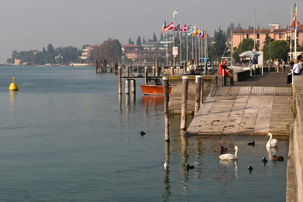 Veduta del Lago di Garda e della costa di Sirmione — Foto Stock