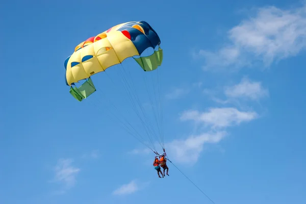 Two people paragliding off a beach in Gran Canaria — Stock Photo, Image