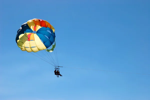 Dos personas parapente frente a una playa en Gran Canaria — Foto de Stock