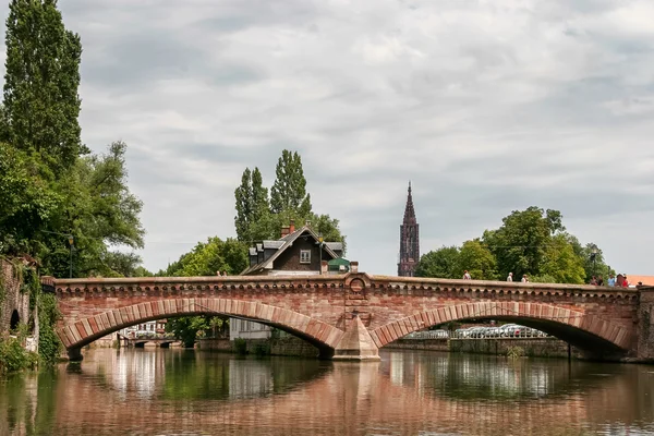 Bro över en kanal i strasbourg — Stockfoto