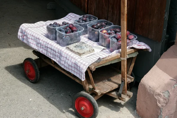 Ripe victoria plums for sale on a trolley in Ihringen Germany — Stock Photo, Image