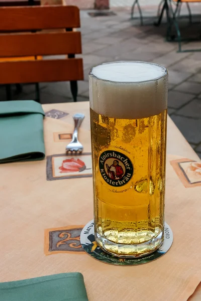 Um stein de cerveja numa mesa num restaurante em Ihringen — Fotografia de Stock