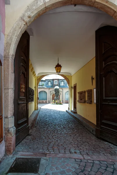 View through double wooden doors into a courtyard in Strasbourg — Stock Photo, Image