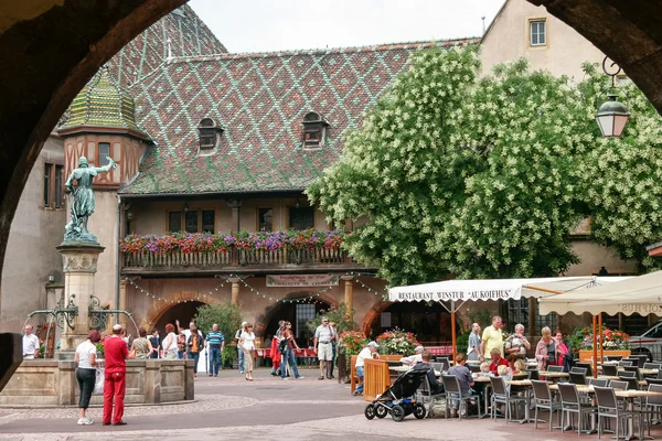 Vista de una estatua y de un grupo de personas en un patio de Estrasburgo — Foto de Stock