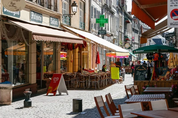 Una tipica scena di strada colorata a Boulogne in Francia Foto Stock