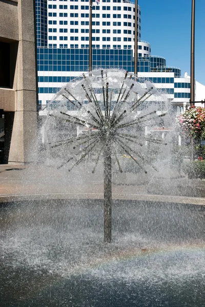 Fountain water feature in Vancouver complete with rainbow — Stock Photo, Image