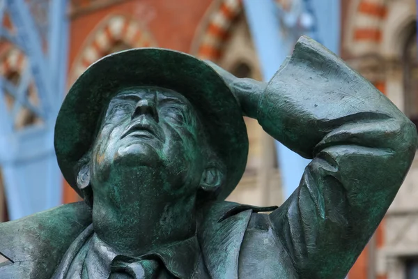 Sör john betjeman heykeli st pancras uluslararası ekranda — Stok fotoğraf