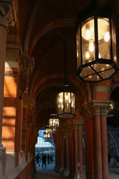 Gamla gammaldags lampor på st pancras station — Stockfoto