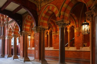 st pancras istasyonunda eski moda lambalar