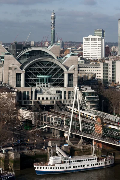 Charing Cross Staion and Hungerford Bridge — Stock Photo, Image