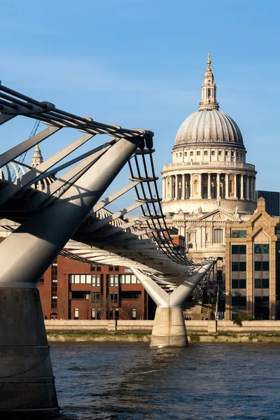 Puente del Milenio y Catedral de San Pablo —  Fotos de Stock