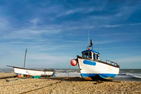 Fiskebåtar på dungeness beach — Stockfoto