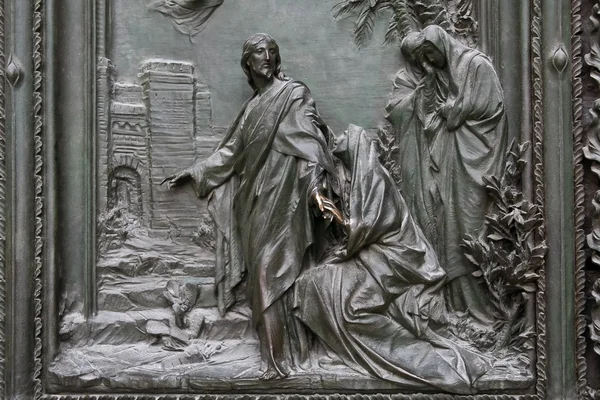 Detalle de la puerta principal de la Catedral del Duomo Milán Italia — Foto de Stock