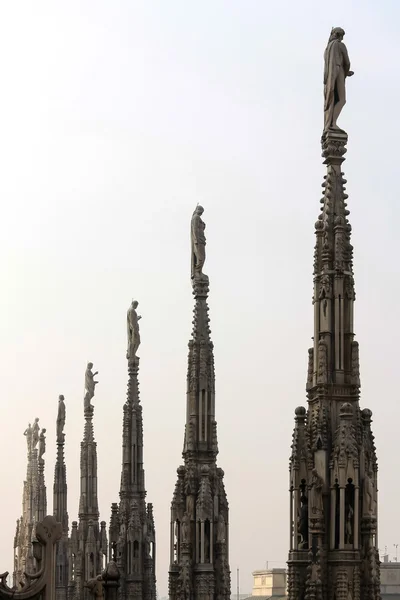 Крупный план некоторых шпилей и статуй Собора Дуомо — стоковое фото