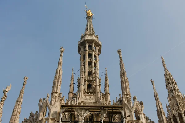Spiror och statyer av katedralen Duomo — Stockfoto