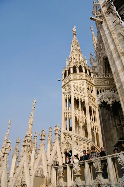 Spiror och statyer av katedralen Duomo — Stockfoto