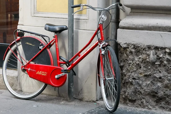 Rotes Fahrrad — Stockfoto