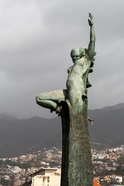 Statue de femme nue bras tendu à Funchal — Photo