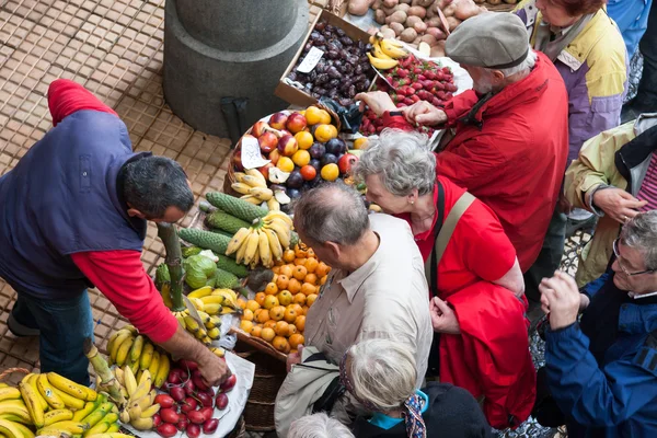 Bustling fruit and vegetable market in Funchal — Stock Photo, Image