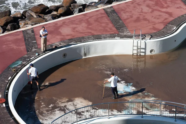 Limpar a piscina de lodo após a tempestade tropical no Funchal Madeira — Fotografia de Stock