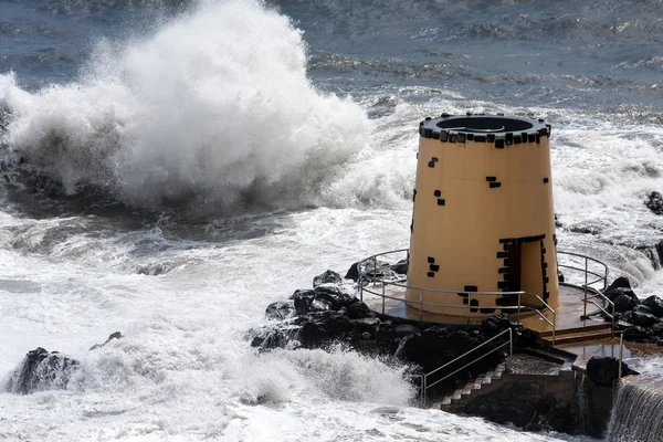 熱帯嵐の見張り塔を押す — ストック写真
