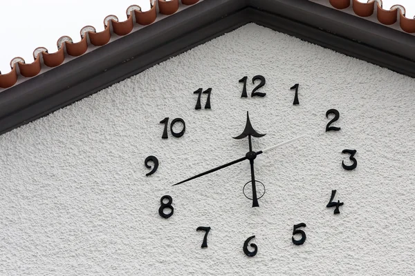 Detalhe de close-up de um relógio num edifício da Madeira — Fotografia de Stock