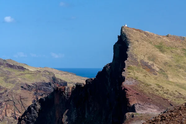 Eine kleine Kapelle auf einer Landzunge in der Nähe des Meeres in Madeira — Stockfoto