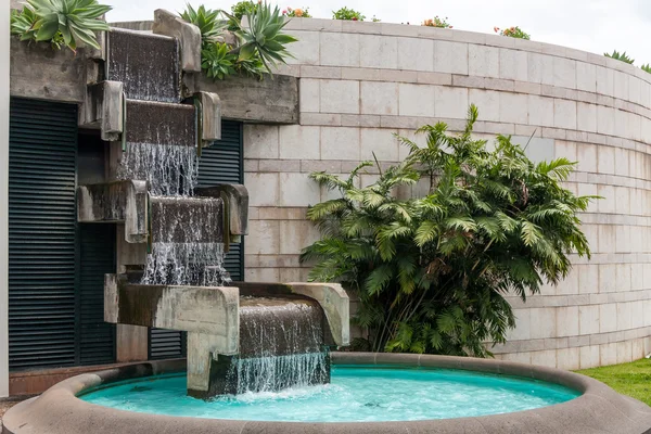 Moderne kunst mens gemaakt waterval en zwembad — Stockfoto