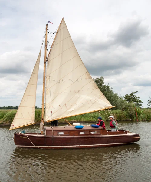 Navegar en Hickling Broad Norfolk Broads Norfolk — Foto de Stock