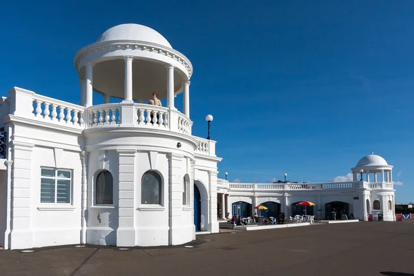 Vrouw op zoek van een colonnade in het de la warr pavilion — Stockfoto