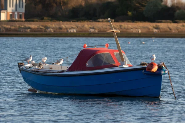 Boot schwimmt auf der ankommenden Flut — Stockfoto