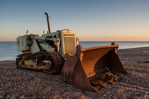 Bulldozer op dungeness strand — Stockfoto