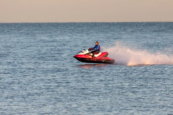 Muž na koni jet ski dungeness pláže — Stock fotografie