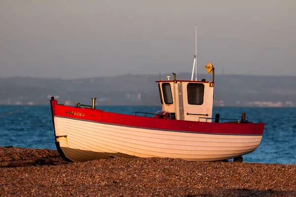 Vissersboot op singels — Stockfoto