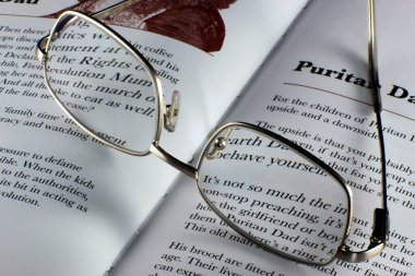 yakın çekim bir çift gözlük üzerine bir kitap dinlenme