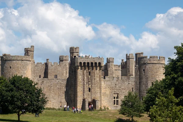 Bodiam castle ontleend aan een openbare voetpad — Stockfoto