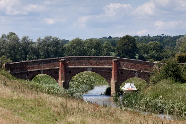 Historické silniční most přes řeku rother na bodiam — Stock fotografie